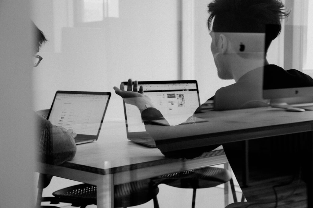 Equipe travaillant sur une strategie de campagnes Google Ads