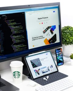 Ecran affichant un design web moderne en cours de conception