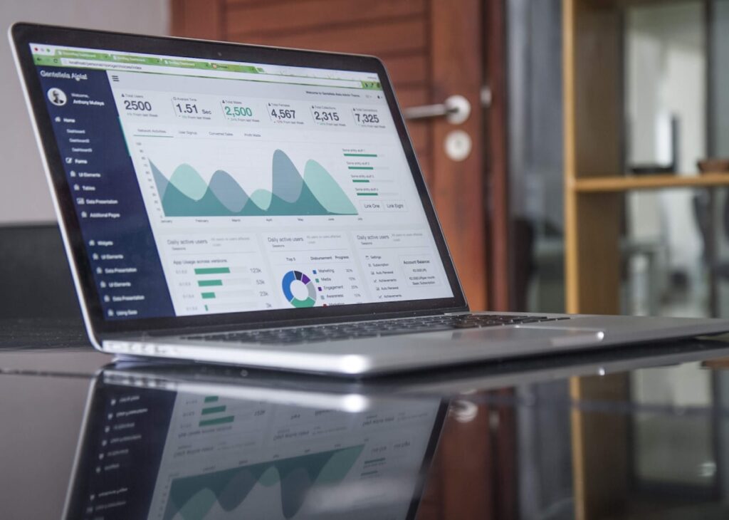 Tableau de bord analytics SEO avec graphiques de positionnement Google